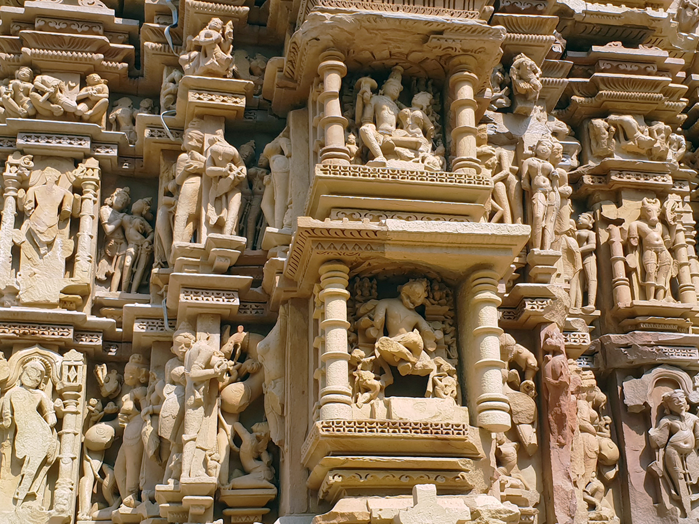 Detail jednoho z mnoha erotických výjevů na stěně chrámu 