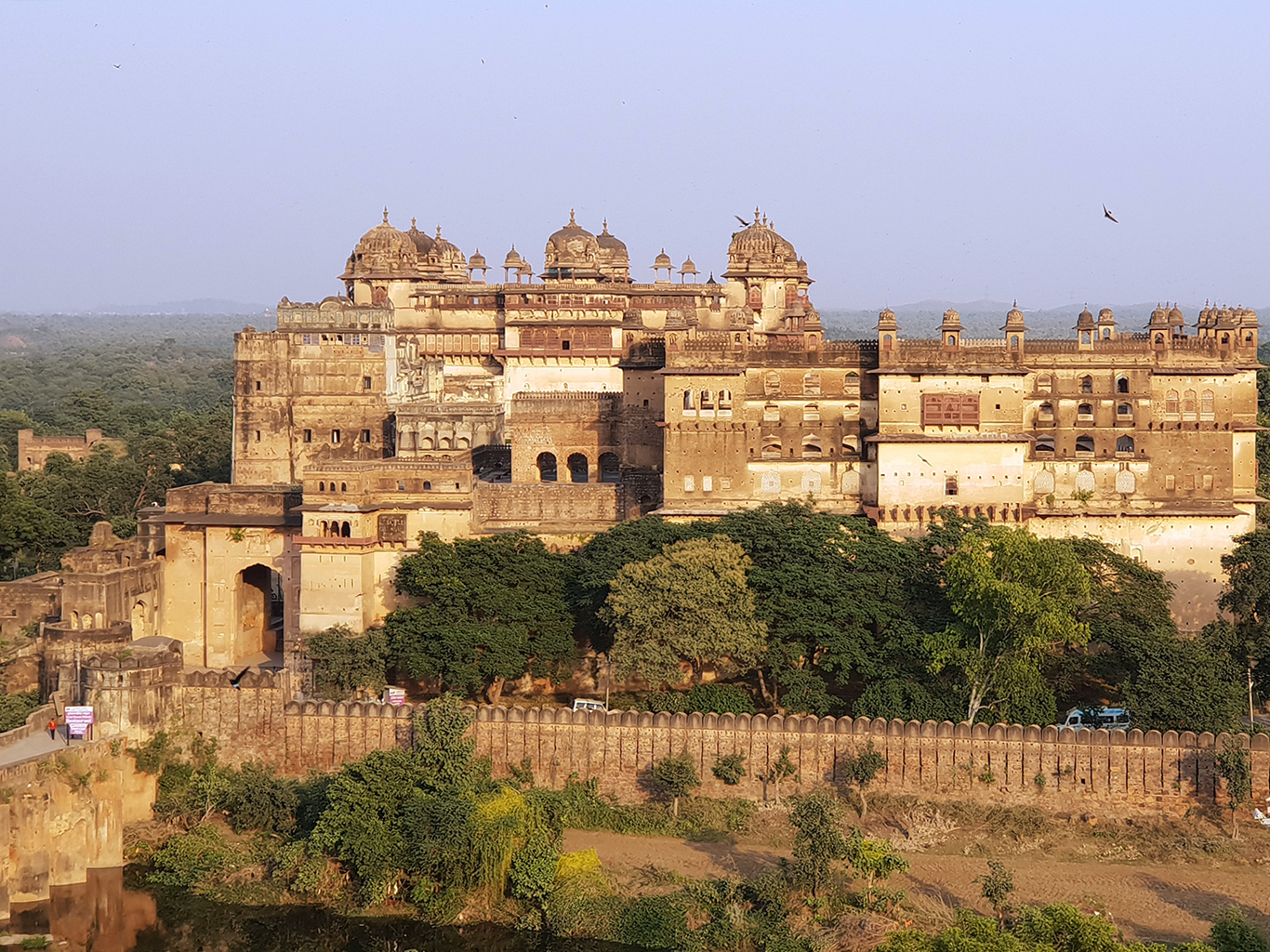 Celkový pohled na opevněné paláce Raja Mahal a Džahangir Mahal v Órčhe