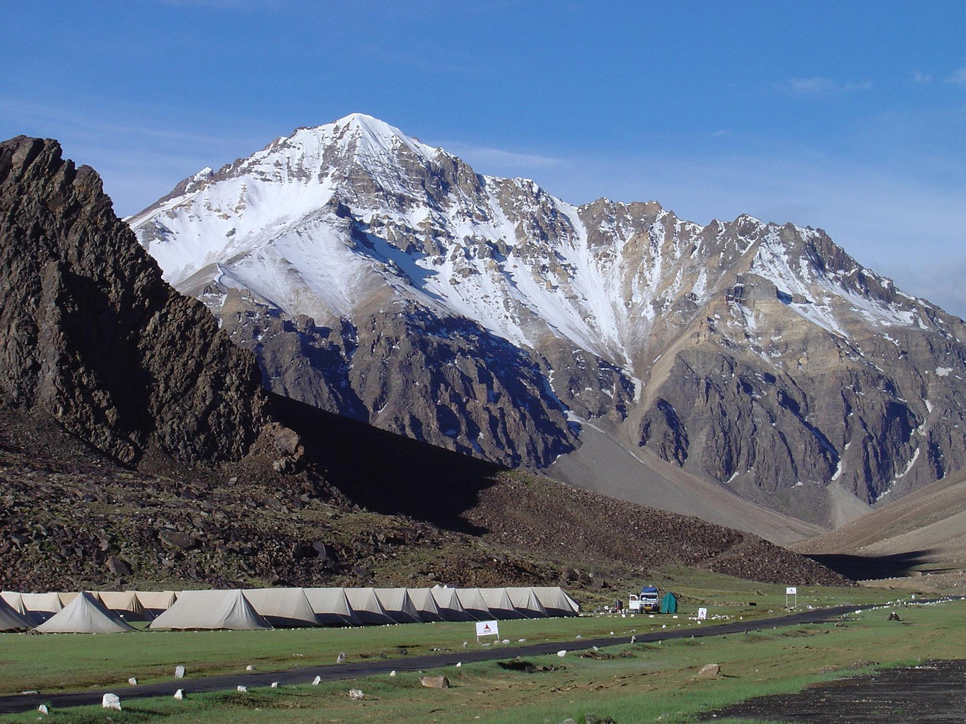 Sarchu – hlavní zastávka s ubytováním ve stanech na dálnici Leh–Manali