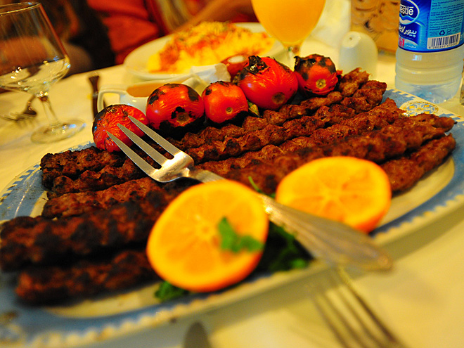 Kabab barg - marinované maso nakrájené na plátky a naložené do marinády