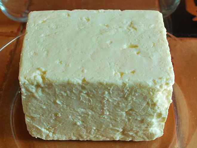 Panir je íránský sýr typu feta často podávaný se zelenými bylinkami