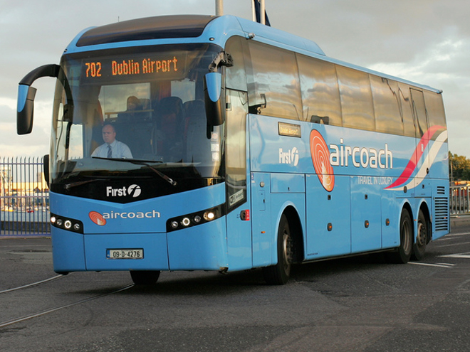 Autobus společnosti Aircoach zajišťující dopravu z letiště do centra Dublinu