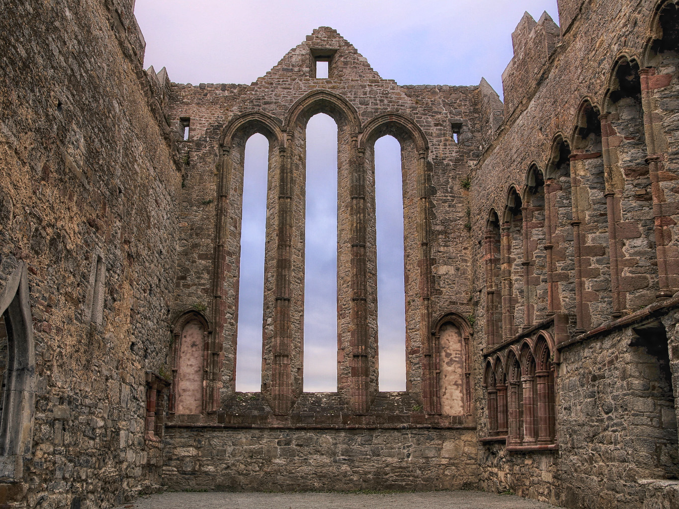 Na místě Ardfert Cathedral založil sv. Brendan v 7. století klášter