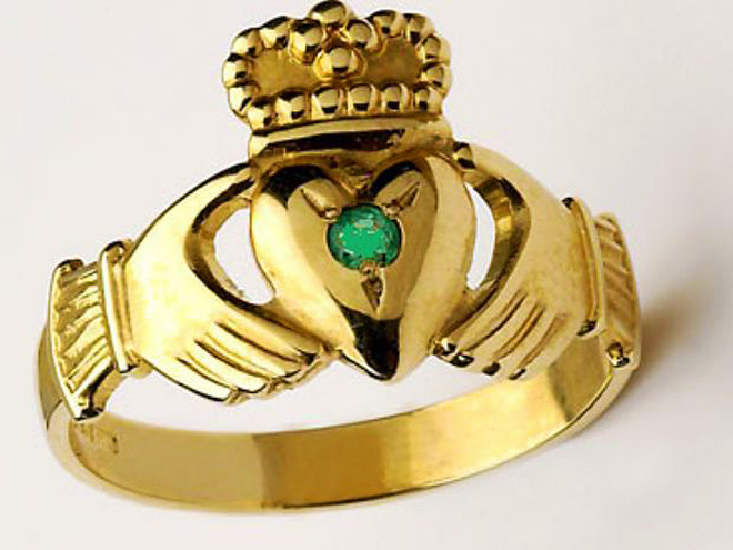 Na prstenu Claddagh srdce symbolizuje lásku, ruce jsou symbolem přátelství a koruna představuje věrnost či loajalitu