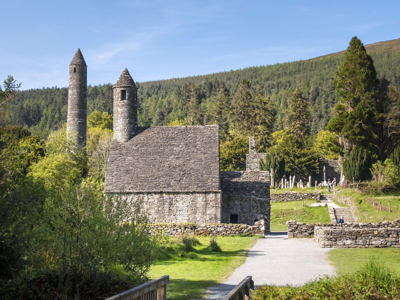 Glendalough v překladu z irštiny znamená „údolí dvou jezer“