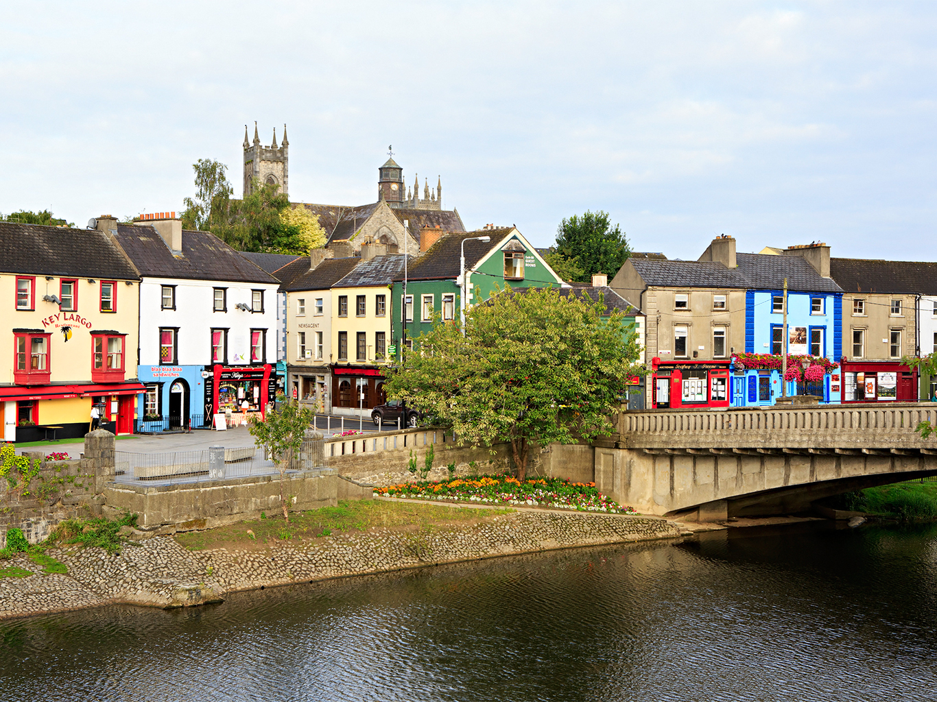 Barevné domky zdobí nábřeží v Kilkenny