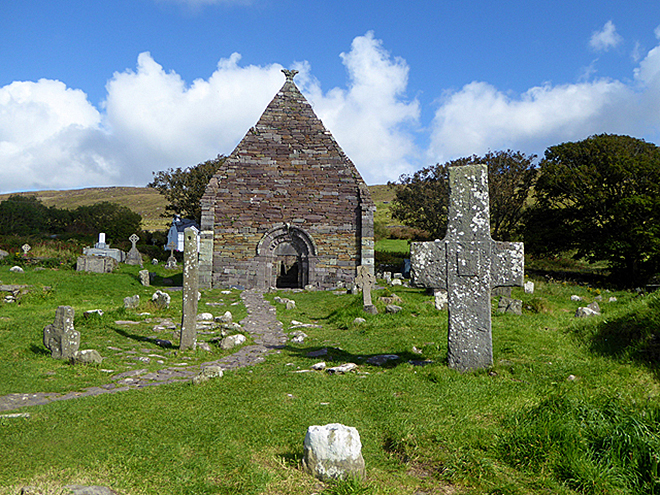 Kilmalkedar Church byl původně postaven v románském stylu