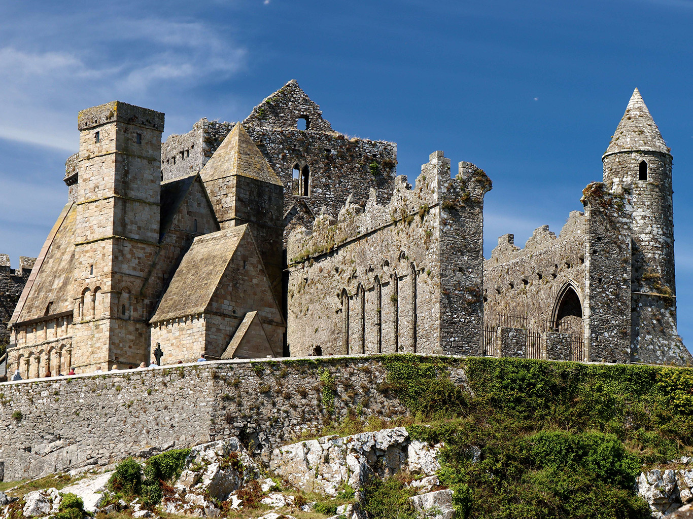 Rock of Cashel leží na vápencovém pahorku osídleném již ve 4. století