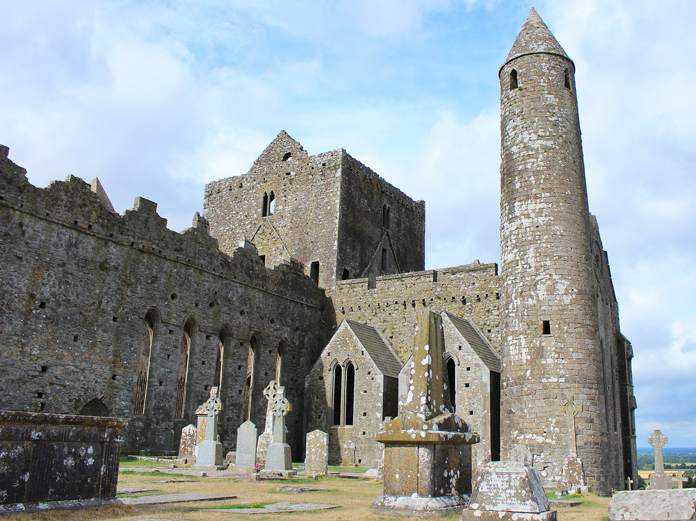 Rock of Cashel se pyšní dochovanou 28 m vysokou okrouhlou věží