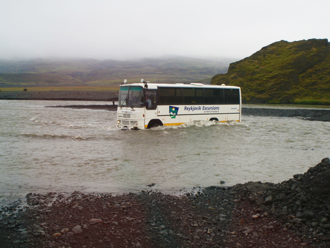 Autobusy na Islandu musí zvládnout i průjezd řekou