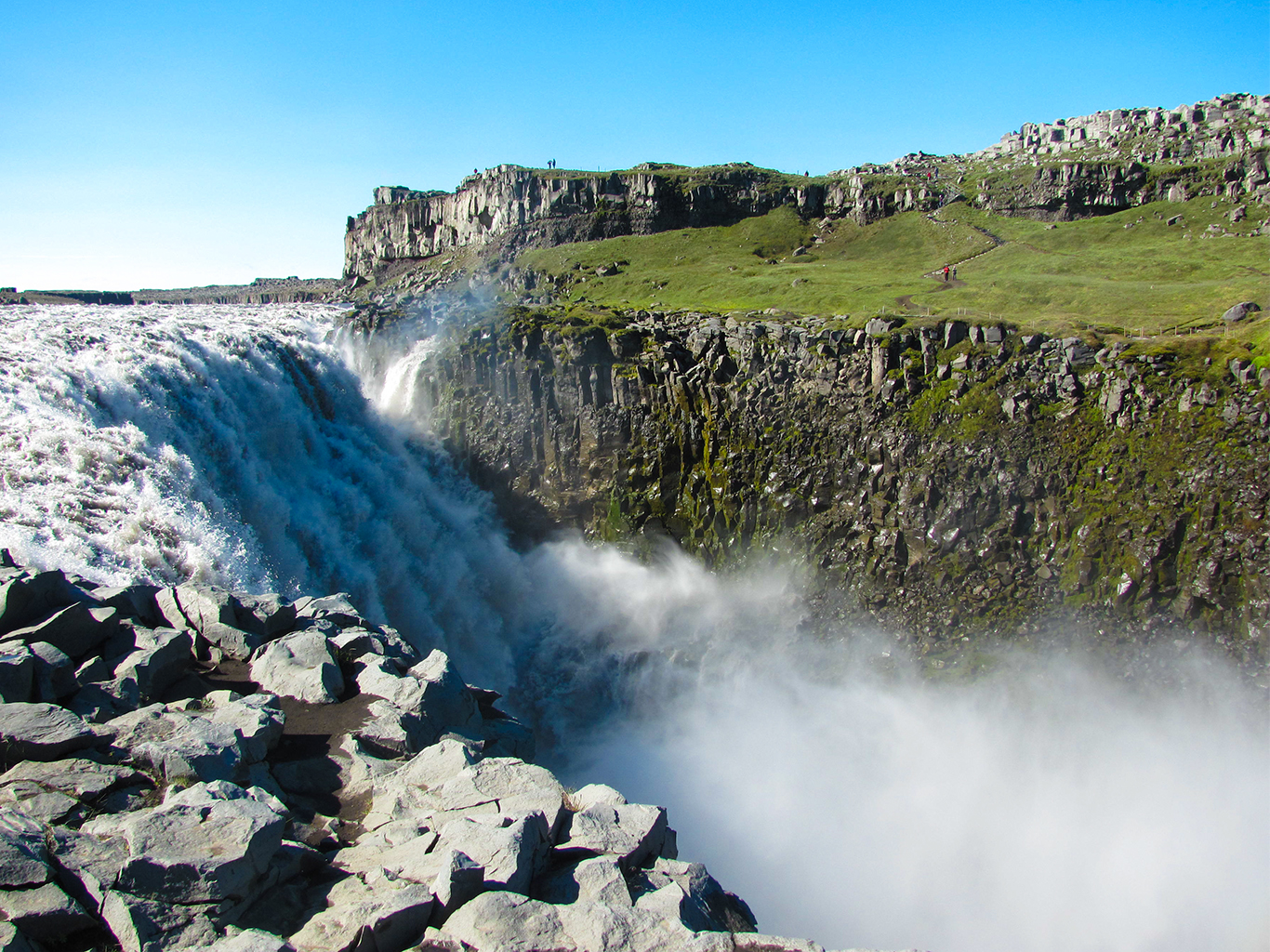 Vodopád Detifoss padá z výšky 44 m