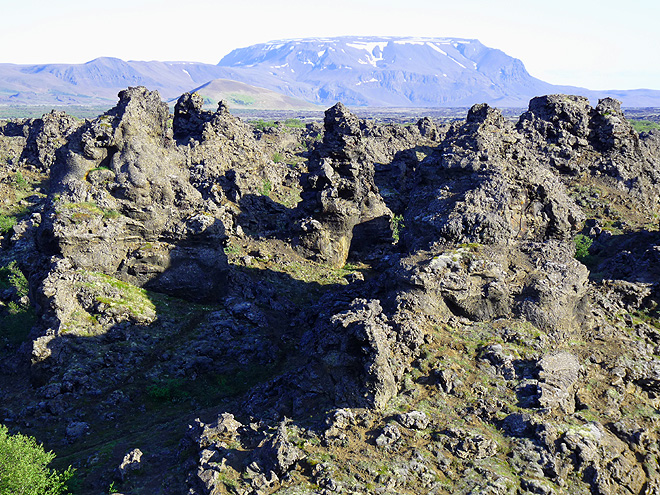 Oblast Dimmuborgir tvoří lávové pole s různými sopečnými útvary