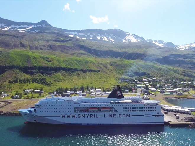 Trajekt společnosti Smyril Line kotvící v islandském přístavu Seydisfjordur 