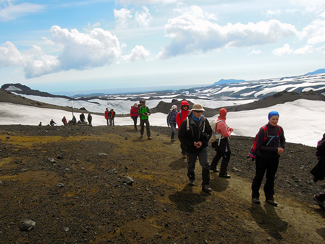 Přechod přes průsmyk Fimmvörðuháls pod sopkou Eyjafjallajökull