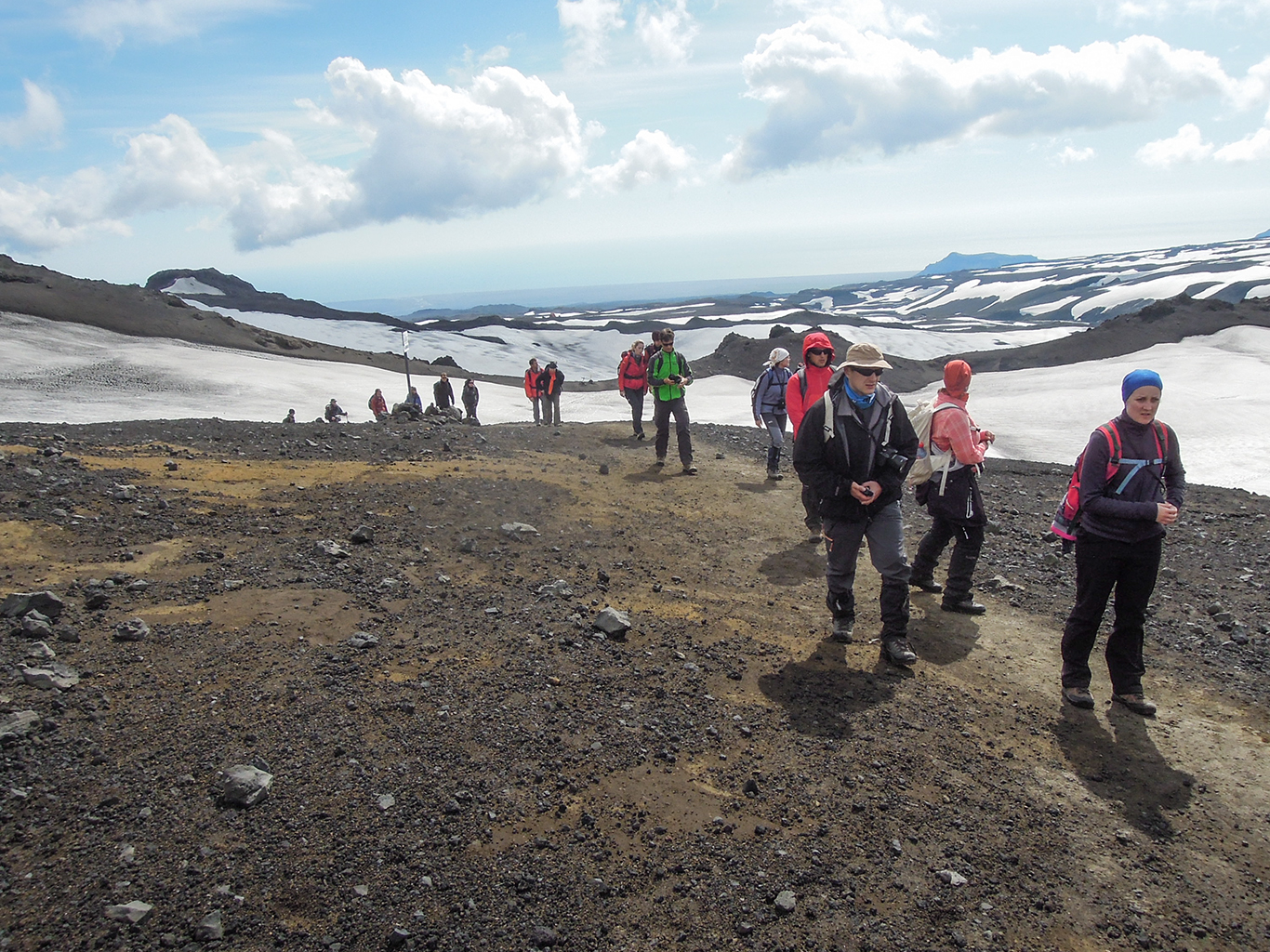 Přechod přes průsmyk Fimmvörðuháls pod sopkou Eyjafjallajökull