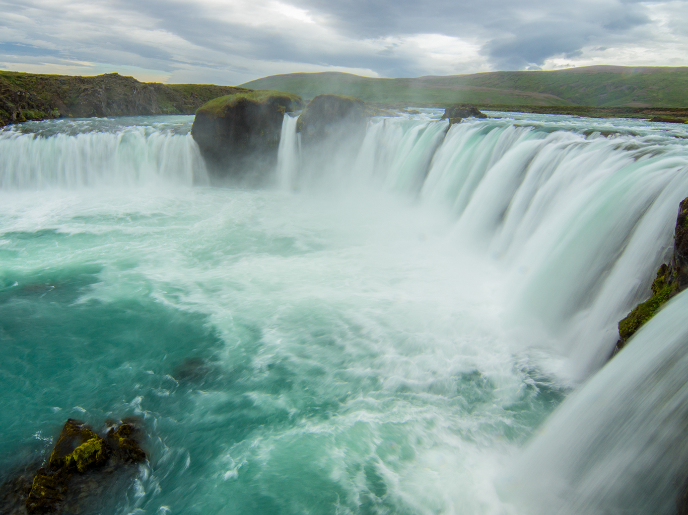 Třicet metrů široký vodopád Godafoss ve tvaru podkovy