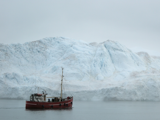 Plavba lodí ve fjordu Iluissat podél Grónska