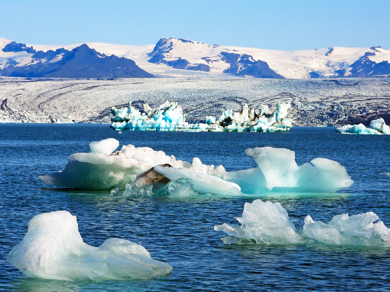 Jezero Jökulsárlón je plné plujících ledových ker