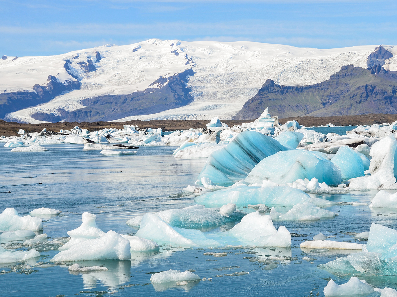 Jezero Jökulsárlón je plné plujících ledových ker