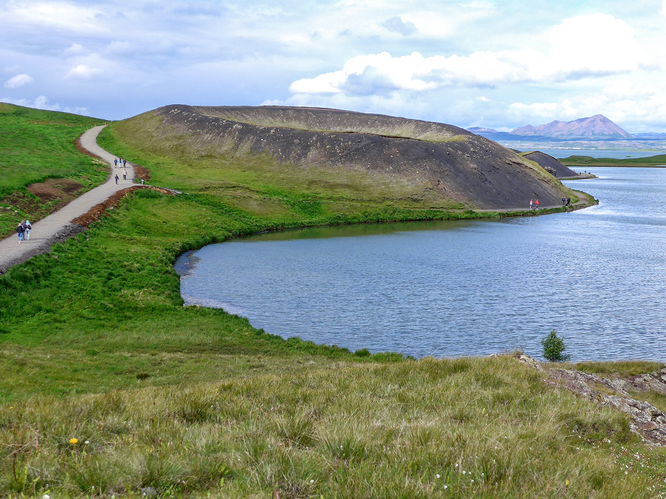 Pseudokráter na břehu jezera Mývatn nedaleko obce Skútustaðir
