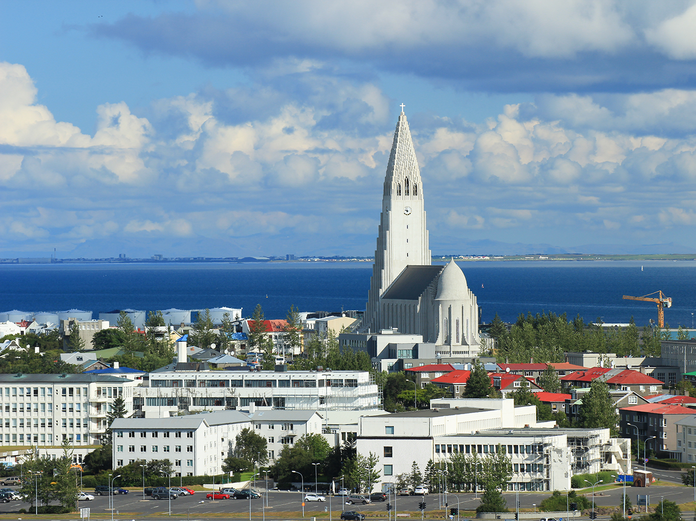 Pohled shora na moře a obrovský kostel Hallgrímskirkja viditelný odevšad