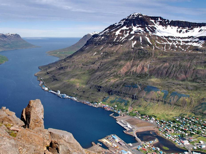 Přístav Seyðisfjörður ležící v ústí fjordu