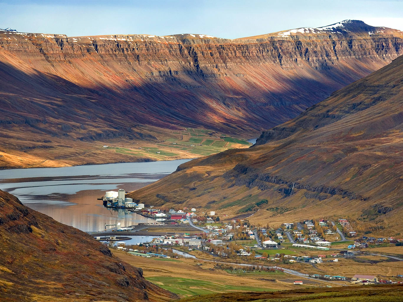 Přístav Seyðisfjörður ležící v ústí fjordu
