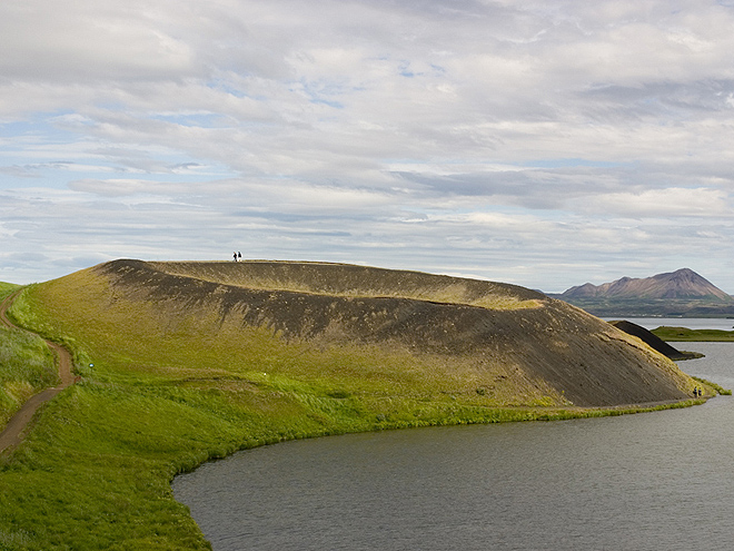 Pseudokráter na břehu jezera Mývatn nedaleko obce Skútustaðir