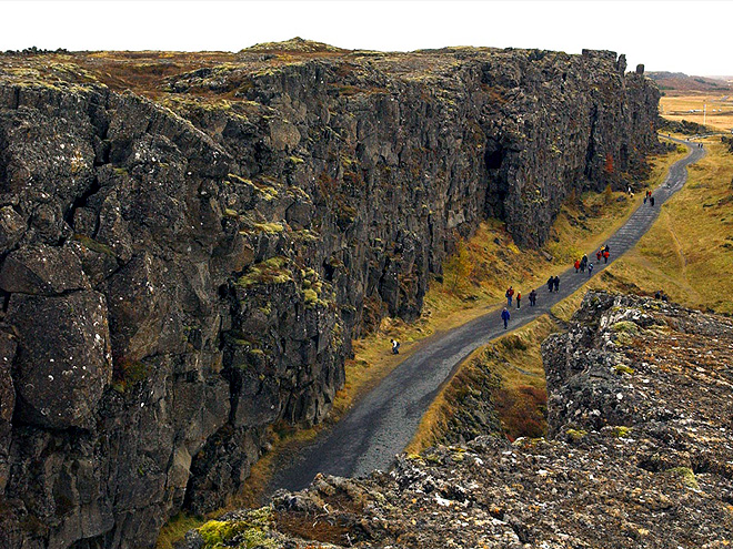 Tektonická puklina Almannagjá široká několik metrů v NP Thingvellir