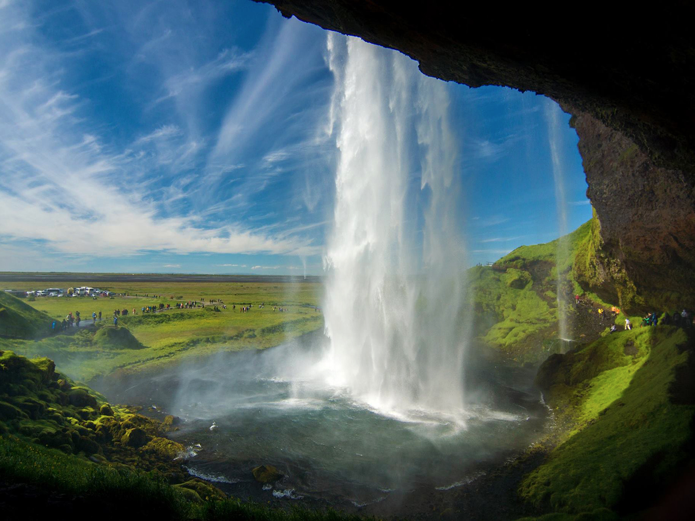 Vodopád Seljalandsfoss je zajímavý tím, že se dá procházet za ním