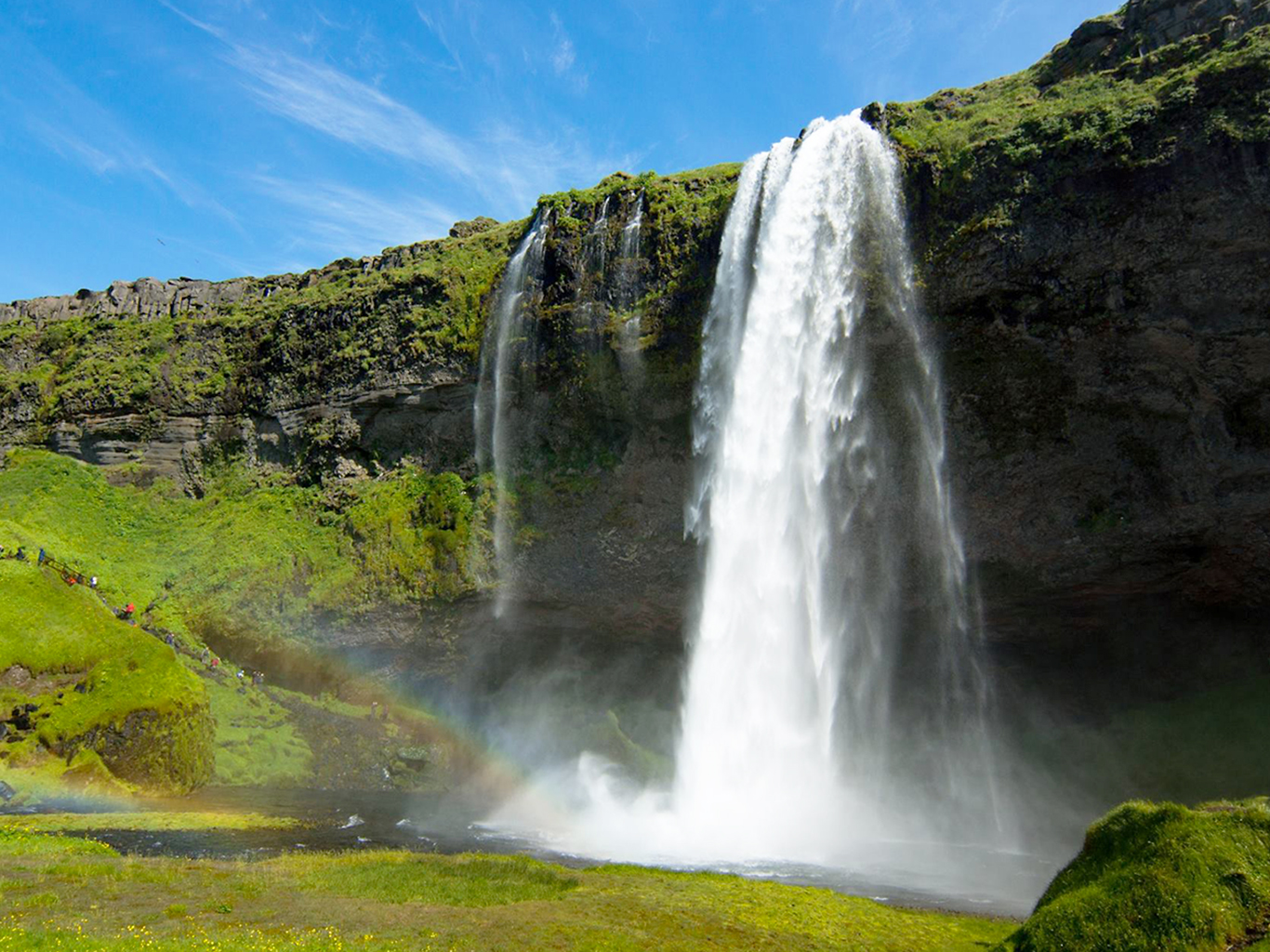 Do malého jezírka padající vodopád Seljalandsfoss