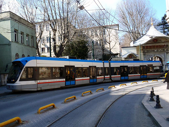 Hizli tramvay / rychlá tramvaj, jediný prostředek hromadné dopravy, který zajíždí až do centra