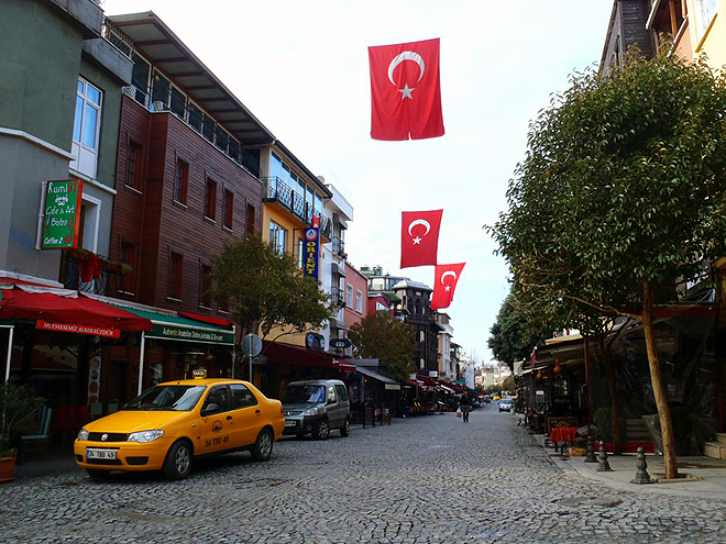 Typický žlutý istanbulský taxík