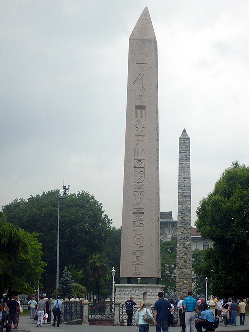 Egyptský obelisk a Konstantinův sloup