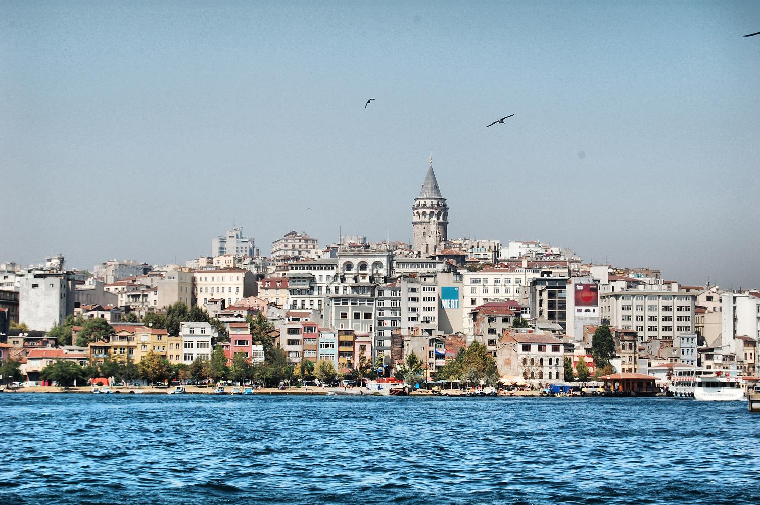 Pohled přes Zlatý roh na Galatskou věž a čtvrť Galata