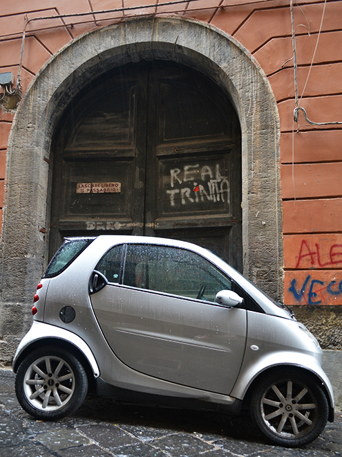 Většina italských aut je omlácených, rozměry uliček jsou často “o prsa”