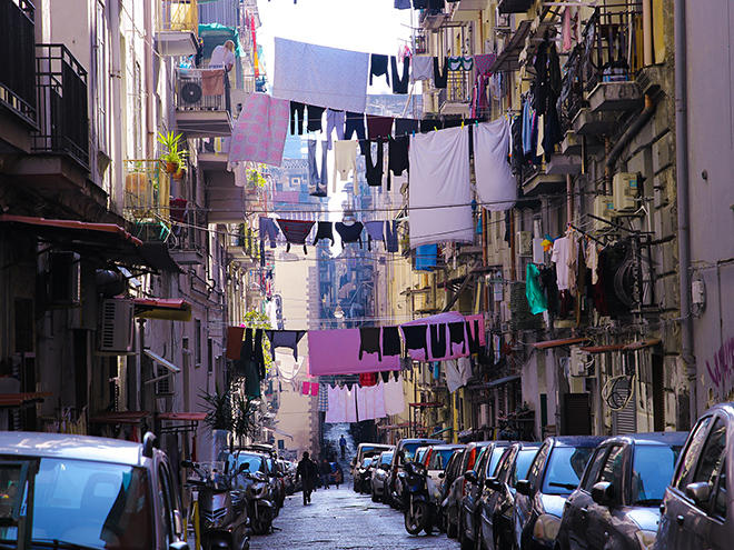 Neapol je typická svými úzkými uličkami s prádlem na šňůrách