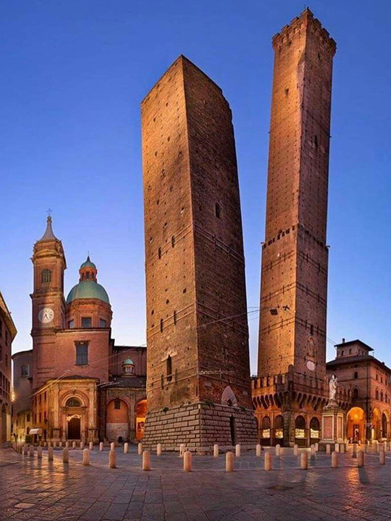 Bizarní pohled na dvě šikmé věže v Bologni, Asinelli a Garisenda