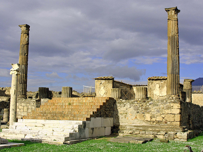 Pozůstatky Apollónova chrámu v Pompejích