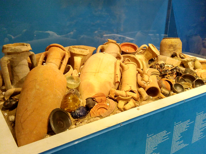 Hliněné amfory a další nádoby nalezené v Pompejích 