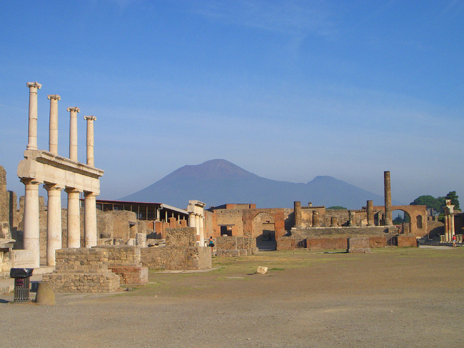 Pohled na ničivý Vesuv od Pompejí