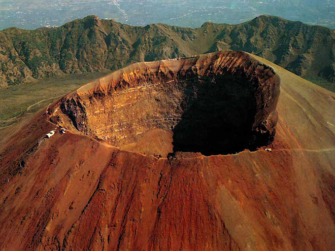 Kráter stále činné sopky Vesuv