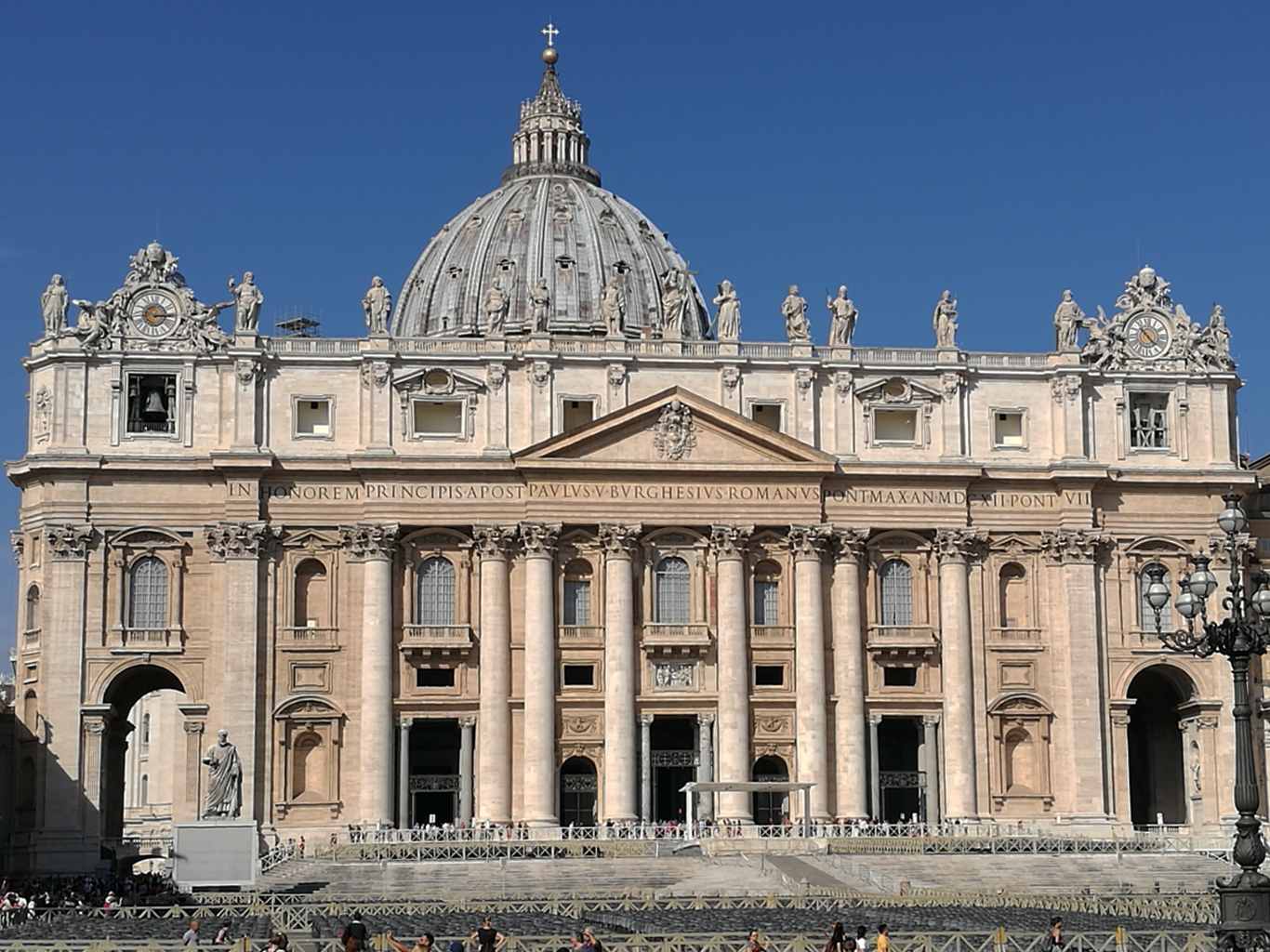 Bazilika svatého Petra na centrálním náměstí ve Vatikánu