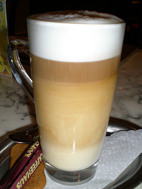 Caffe latte je kávový nápoj tvořený espressem a jemně našlehanou vrstvou mikropěny