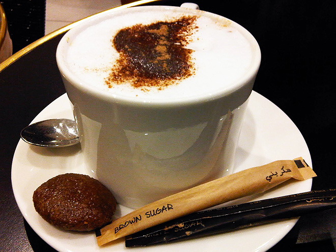 Caffè mocha je variantou caffè latte, kde je navíc přidáno kakao nebo čokoládový sirup