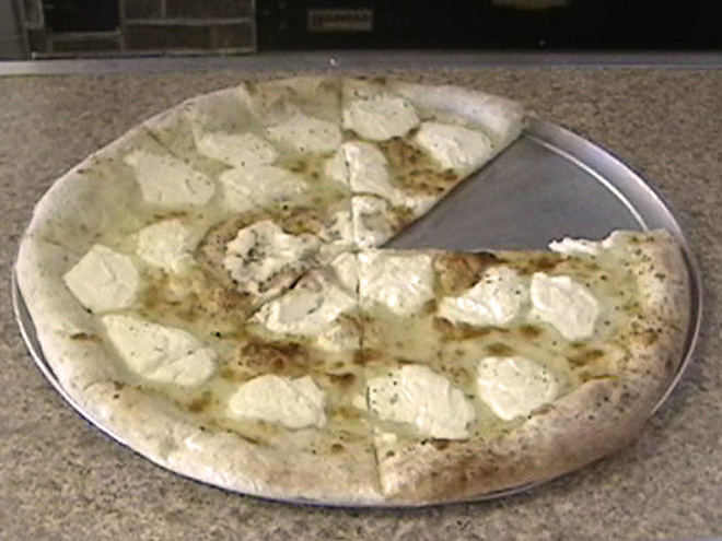 Na pizzu Bianca se místo rajčatového protlaku používají mléčné výrobky