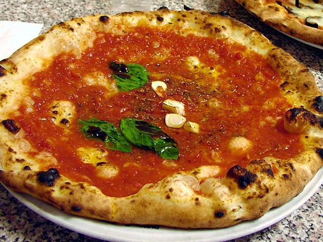 Základem pizzy Marinara jsou rajčata, česnek, oregano a panenský olivový olej