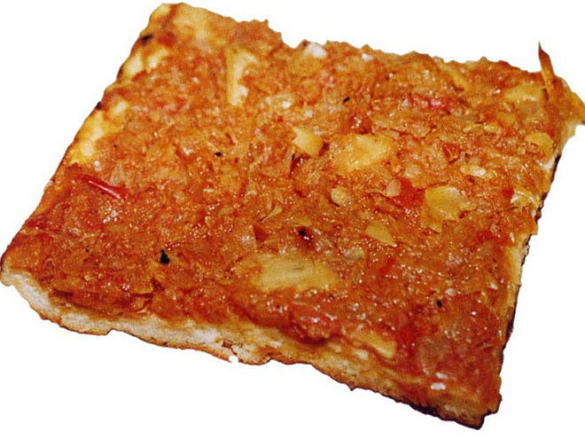 Pizza čtvercového tvaru Sfincione pochází ze Sicílie