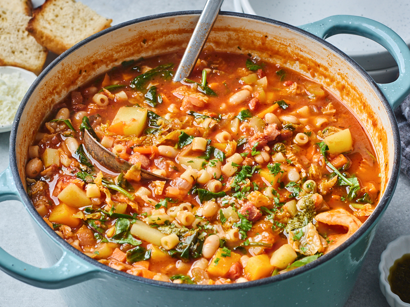 Minestrone - hutná italská zeleninová polévka