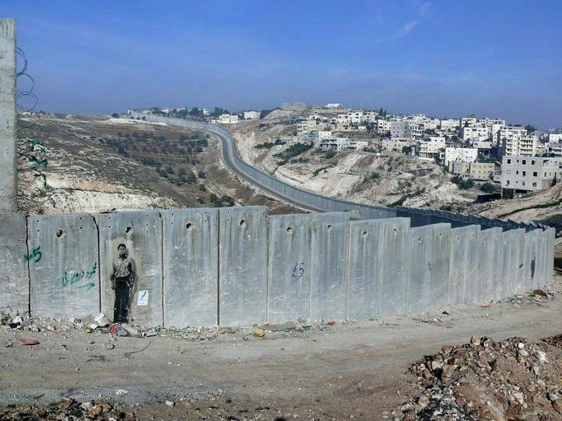 Izraelská separační bariéra dnes takřka hermeticky odděluje izraelský a palestinský svět